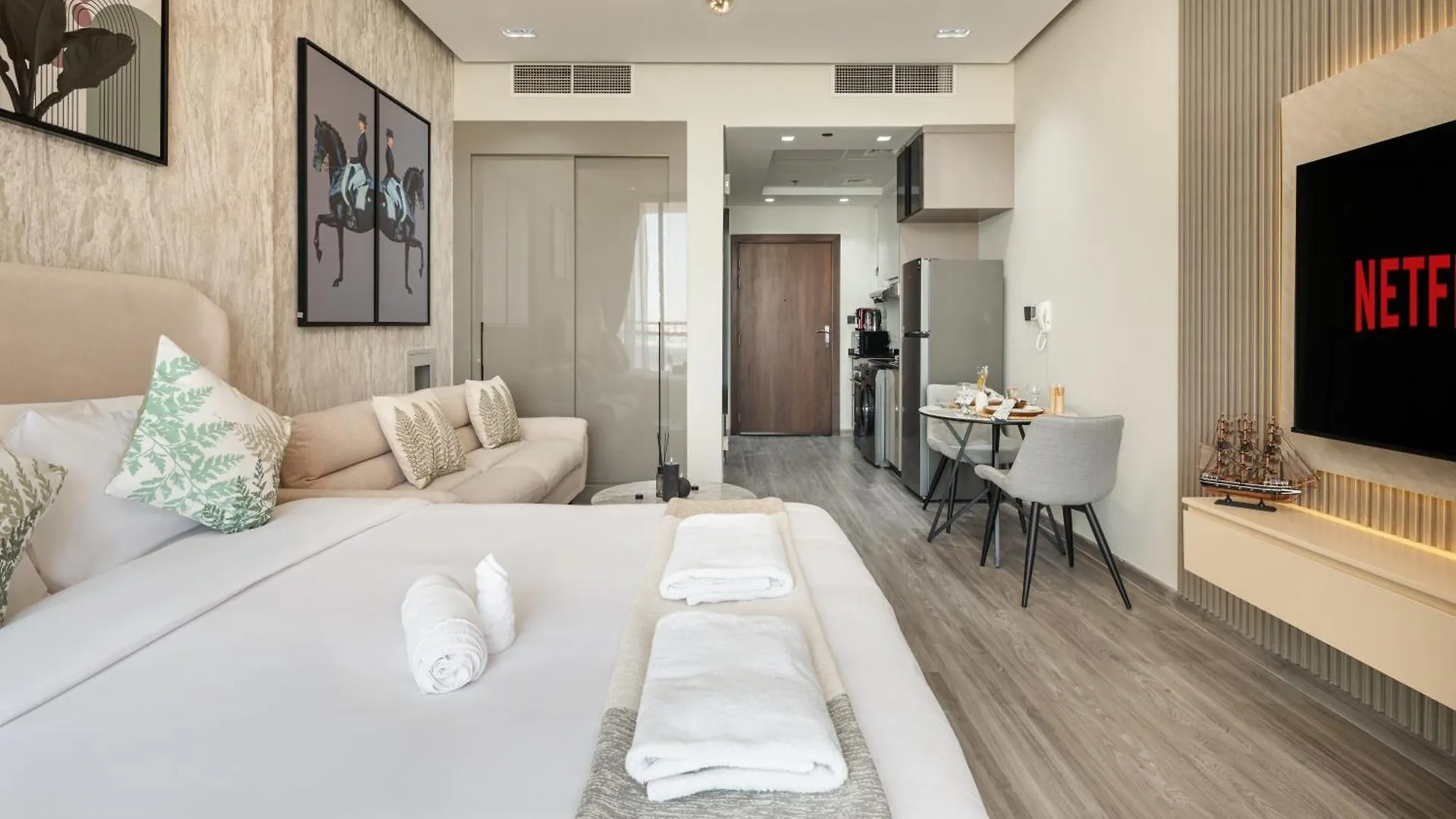 Trendy Studio Apartment In Binghatti Crystals Dubai